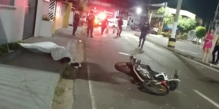 Motociclista morre após atingir muro de condomínio em Manaus