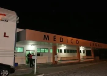 Motociclista morre após perder controle e bater em dois carros no Parque 10, em Manaus