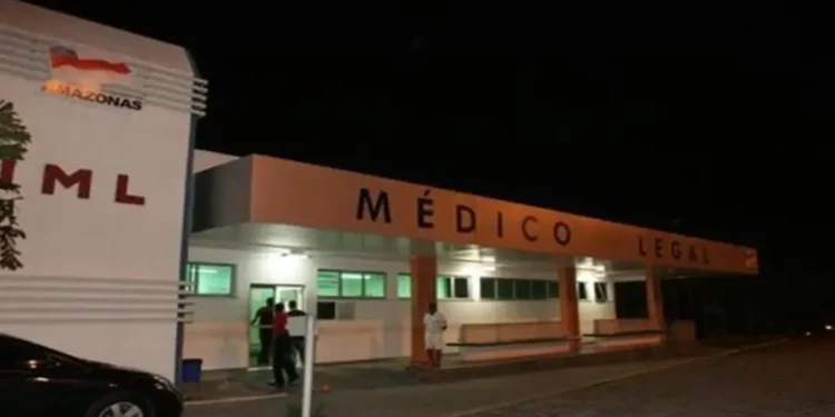 Motociclista morre após perder controle e bater em dois carros no Parque 10, em Manaus