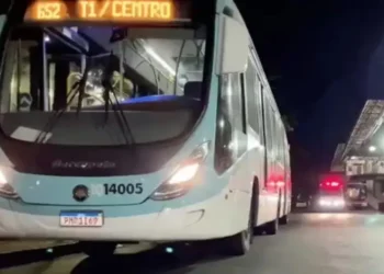 Sete linhas de ônibus terão embarque alterado durante obra na Cosme Ferreira
