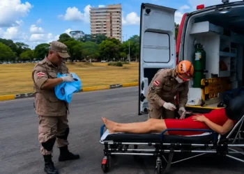 Mulher dá à luz dentro de carro por aplicativo na Ponta Negra, em Manaus