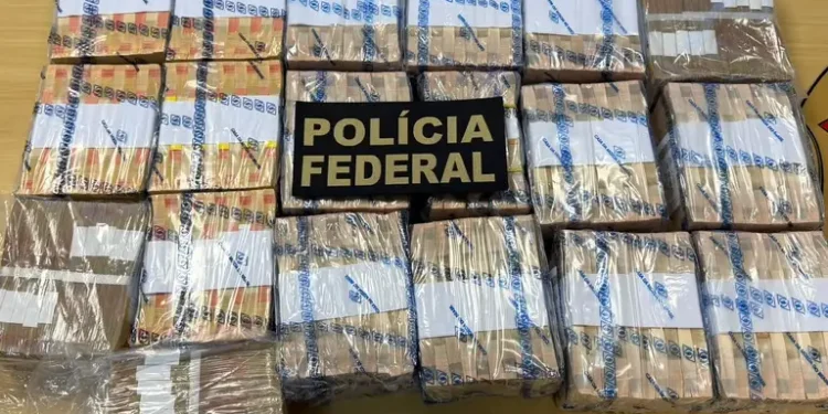 PF apreende R$ 700 mil em espécie após abordagem a dois homens em Manaus
