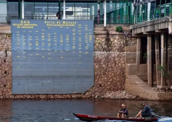 Rio Negro desacelera ritmo da vazante em Manaus, mas seca preocupa com avanço do El Niño