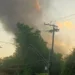 Área de vegetação pega fogo e fumaça chama atenção no Mauazinho, em Manaus