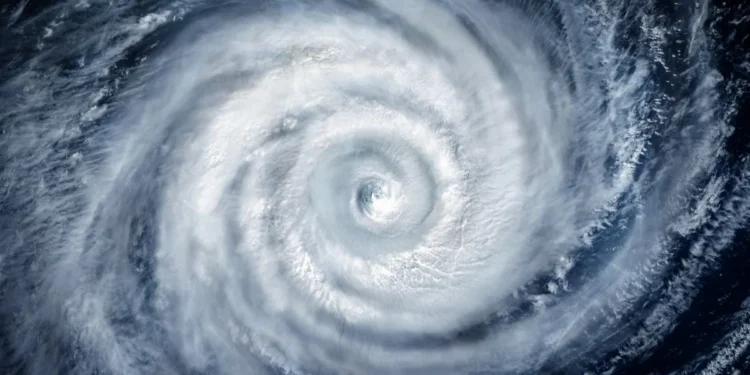 Ciclone bomba: tempestade de grande escala gira e pode ter quilômetros
