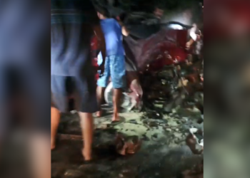 Carro bate em carreta na AM-010 e deixa três pessoas feridas, incluindo criança