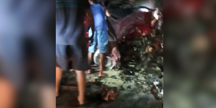 Carro bate em carreta na AM-010 e deixa três pessoas feridas, incluindo criança