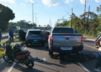 Motociclista fica preso sob picape após engavetamento com quatro veículos em Manaus