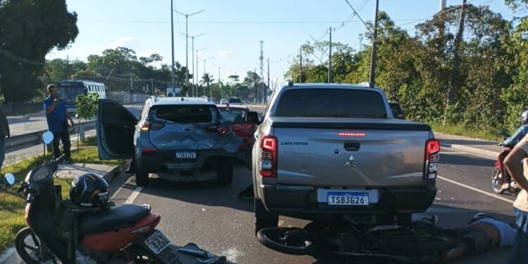 Motociclista fica preso sob picape após engavetamento com quatro veículos em Manaus