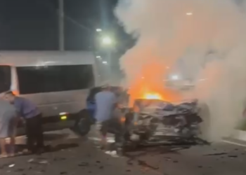Motorista de aplicativo morre carbonizado após colisão frontal com van na Avenida do Turismo
