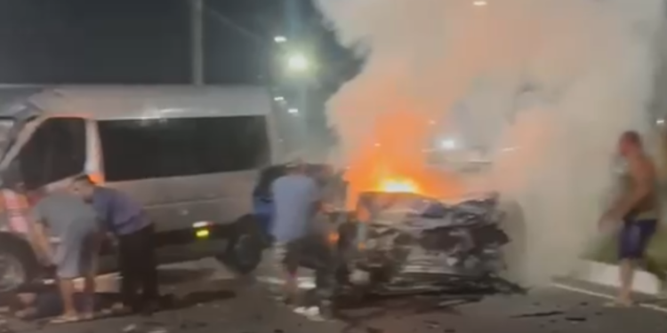 Motorista de aplicativo morre carbonizado após colisão frontal com van na Avenida do Turismo