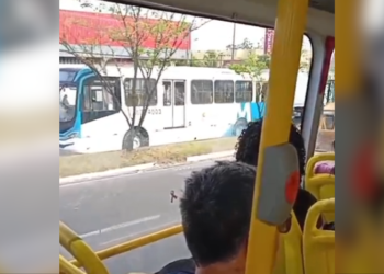 Colisão envolvendo ônibus, carro e caminhão causa grande congestionamento na Torquato Tapajós