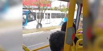 Colisão envolvendo ônibus, carro e caminhão causa grande congestionamento na Torquato Tapajós