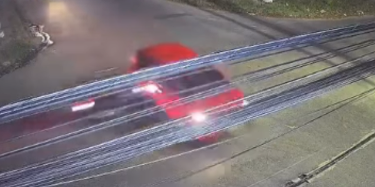 Motociclista escapa com vida após forte batida em cruzamento na zona centro-sul de Manaus