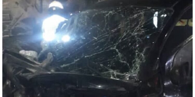 Carro perde o controle, atinge veículos e bate contra caminhão em Manaus