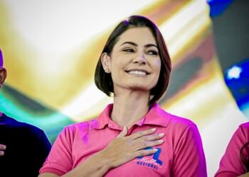 Michelle Bolsonaro anuncia candidatura ao Senado: ‘Missão que meu galego confiou’
