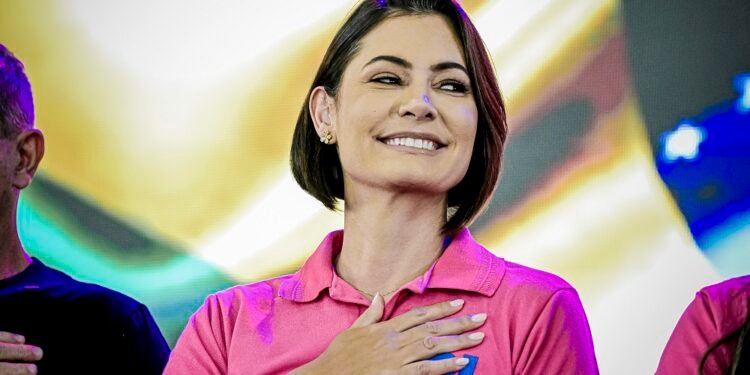 Michelle Bolsonaro anuncia candidatura ao Senado: ‘Missão que meu galego confiou’