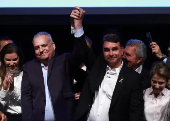 Flávio Bolsonaro define Alfredo Gaspar como vice em chapa puro-sangue.