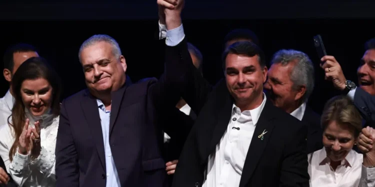 Flávio Bolsonaro define Alfredo Gaspar como vice em chapa puro-sangue.