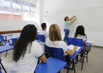 Estudantes do AM têm dificuldade para compreender textos complexos e resolver problemas de matemática, aponta avaliação do MEC