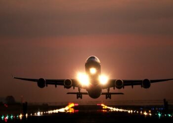 Pilotos e comissários lideram mortes por câncer ligado à radiação, diz estudo