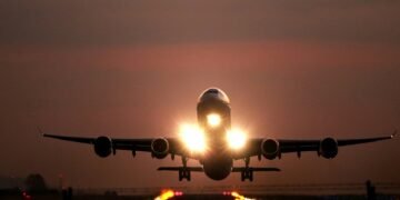 Pilotos e comissários lideram mortes por câncer ligado à radiação, diz estudo