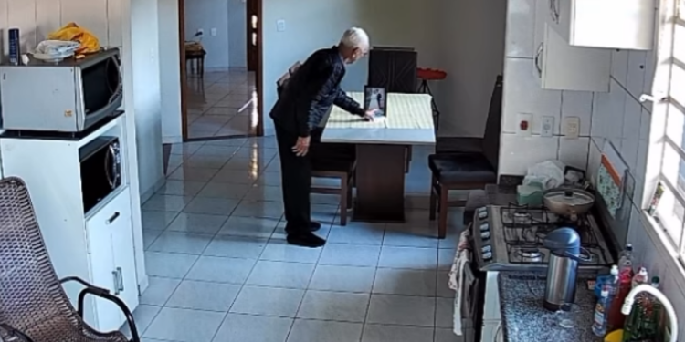 após 64 anos de casamento, idoso beija foto da esposa falecida: “Saudades”