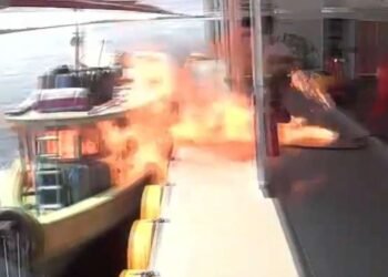 Homem corre e mulher pula em rio após barco explodir e pegar fogo em posto flutuante no Amazonas