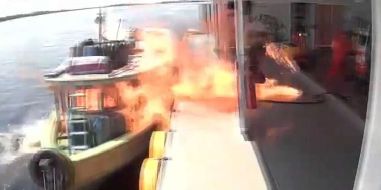 Homem corre e mulher pula em rio após barco explodir e pegar fogo em posto flutuante no Amazonas