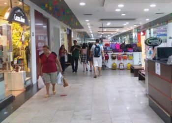 Famílias do Amazonas retomam confiança para consumir, mas seguram compras maiores