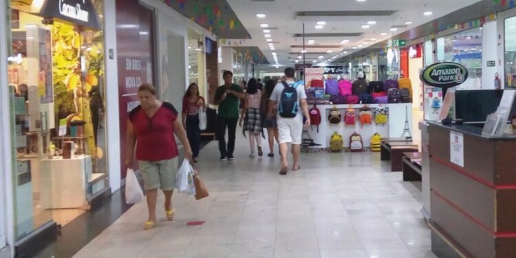 Famílias do Amazonas retomam confiança para consumir, mas seguram compras maiores
