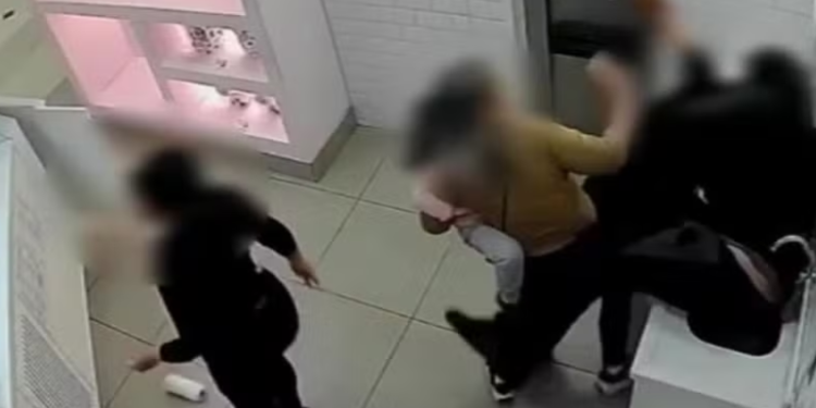 Discussão por cobrança de R$ 1 termina em briga dentro de sorveteria