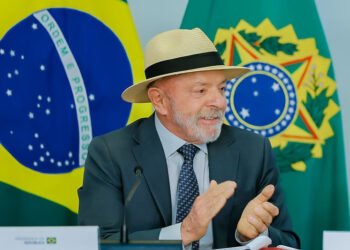 Lula é questionado sobre investigações envolvendo Lulinha e Marcola, mas deixa entrevista sem responder