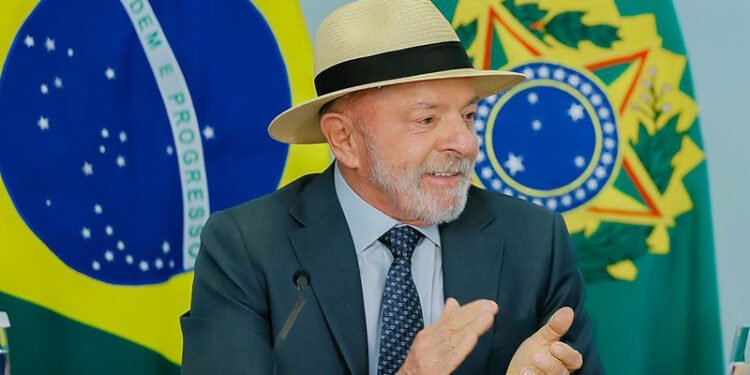 Lula é questionado sobre investigações envolvendo Lulinha e Marcola, mas deixa entrevista sem responder
