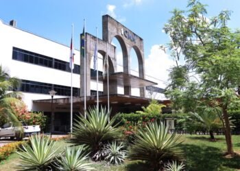 Primeira sessão da Câmara de Manaus após recesso é marcada por ausência de vereadores