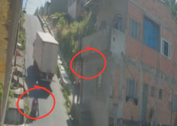Caminhão que atingiu casa, quase esmaga pedestre e motociclista