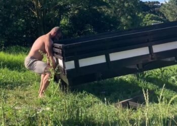 Filho surpreende ao erguer carroceria de caminhonete e reação do pai viraliza