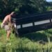 Filho surpreende ao erguer carroceria de caminhonete e reação do pai viraliza