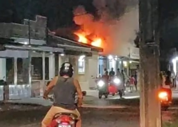 Fogo destrói residência em Manicoré, e vizinhos enfrentam chamas com baldes