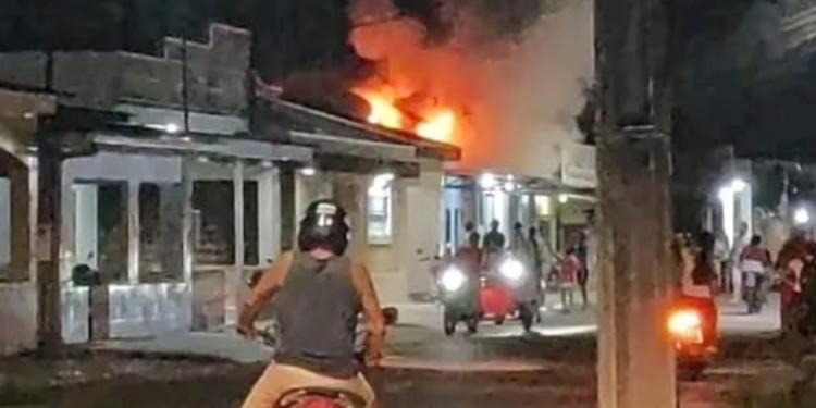 Fogo destrói residência em Manicoré, e vizinhos enfrentam chamas com baldes