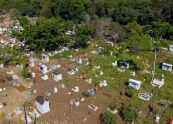 Cemitérios de Manaus funcionam das 6h às 18h no Dia dos Pais