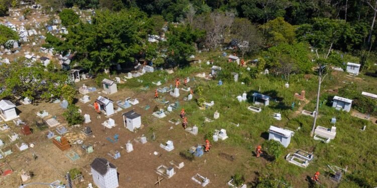 Cemitérios de Manaus funcionam das 6h às 18h no Dia dos Pais