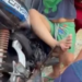 Criança de 4 anos fica ferida após pé ficar preso em pedal de moto no AM