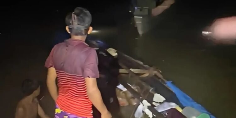 Exército salva oito indígenas após embarcação afundar em rio no Amazonas