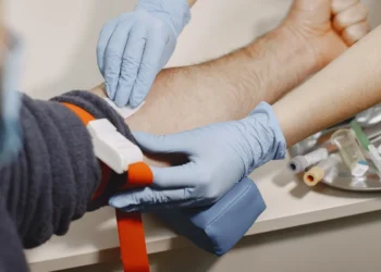 Doação de sangue: novas regras reduzem espera após tatuagem e piercing