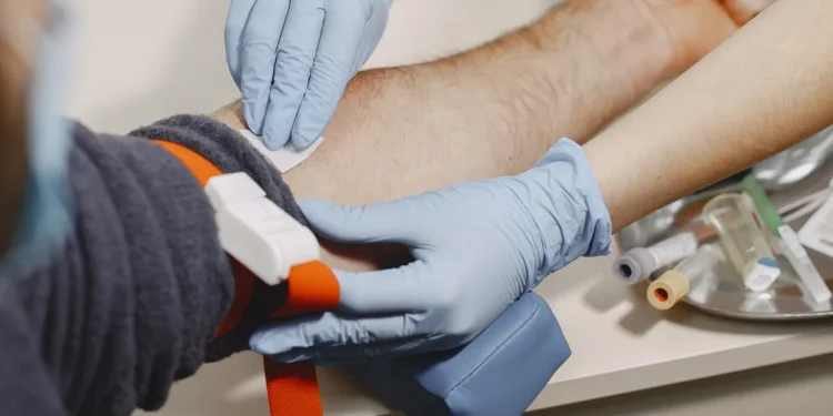 Doação de sangue: novas regras reduzem espera após tatuagem e piercing