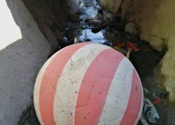 Jovens tentam resgatar bola em córrego, comemoram recuperação, mas ela volta para o esgoto