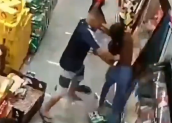 Mulher é atacada pelo ex em supermercado após pedir separação e não sobrevive; vídeo
