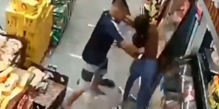 Mulher é atacada pelo ex em supermercado após pedir separação e não sobrevive; vídeo