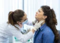 Ínguas que aumentam e não desaparecem podem ser sintomas de linfoma